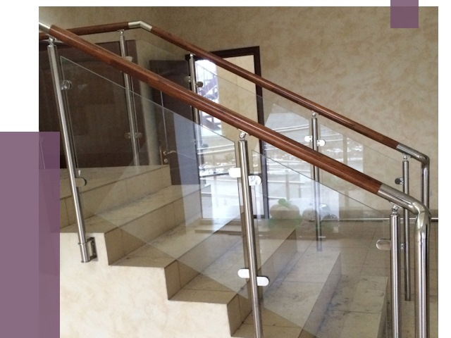 Комбинированные перила из металла и дерева в Верхней Пышме